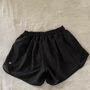 Lululemon low rise hotty hot 4” shorts